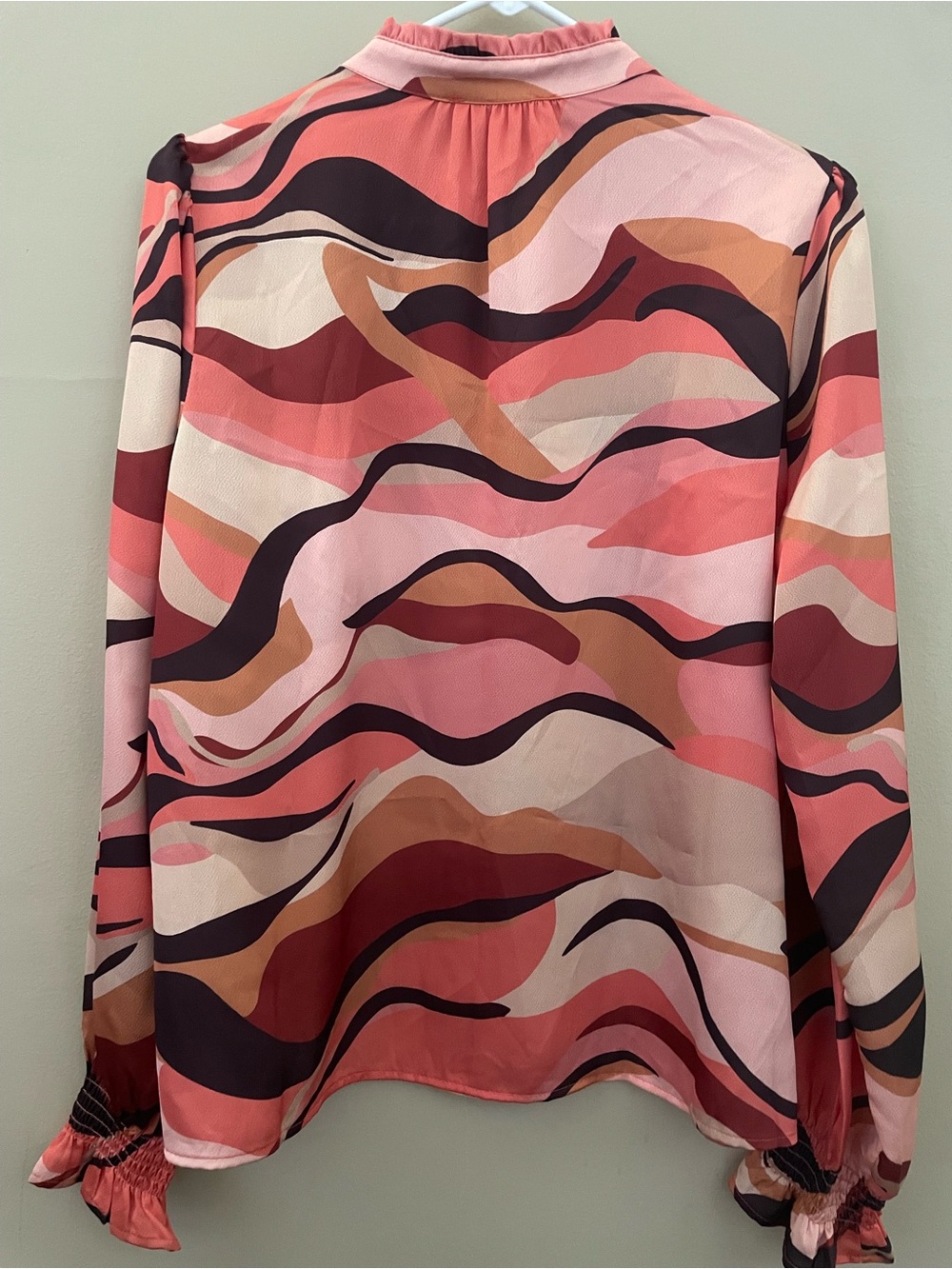 THML Abstract Wavy Print Split Neck Blouse Ruffle Smocked Sleeve L NWT - Picture 2 of 4